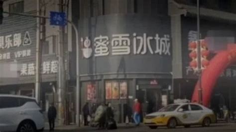 黑底白字招牌|沈阳一街道沿街店铺统一为黑底招牌，官方：定位“新中式”风格，。